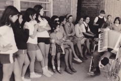 Felix_tocando_acordeon_silla_rueda_1971_387-4527-800-600-80
